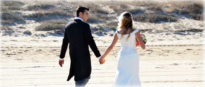砂浜を歩くカップル