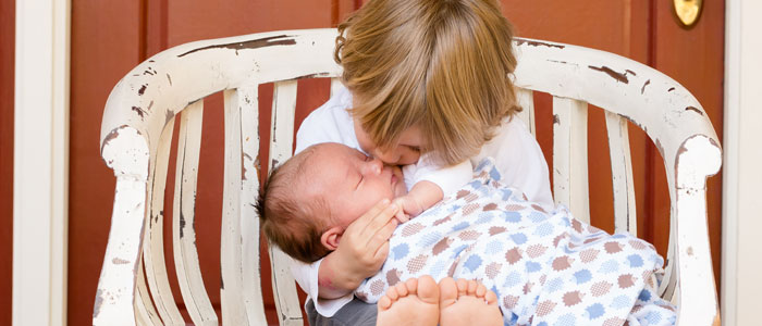 赤ちゃんにキスする女の子