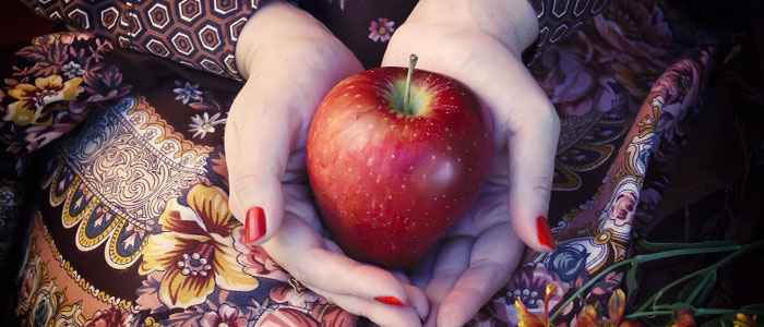リンゴを抱える女性